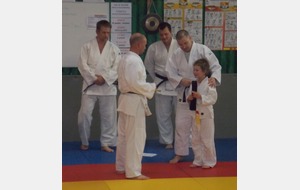 Sa fille lui remet sa ceinture noire